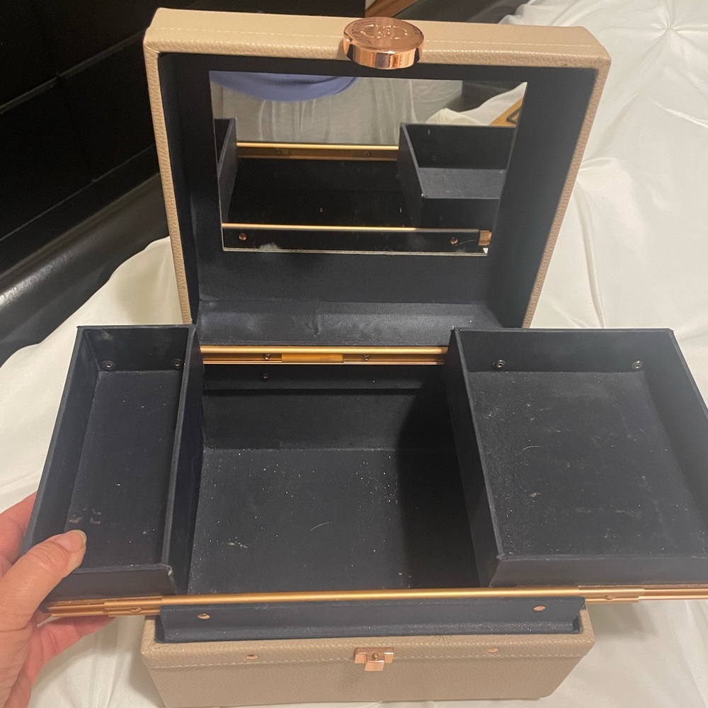 Makeup Case - image 3